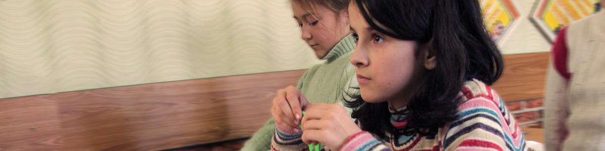 Geconcentreerde meisjes op school in Moldavië